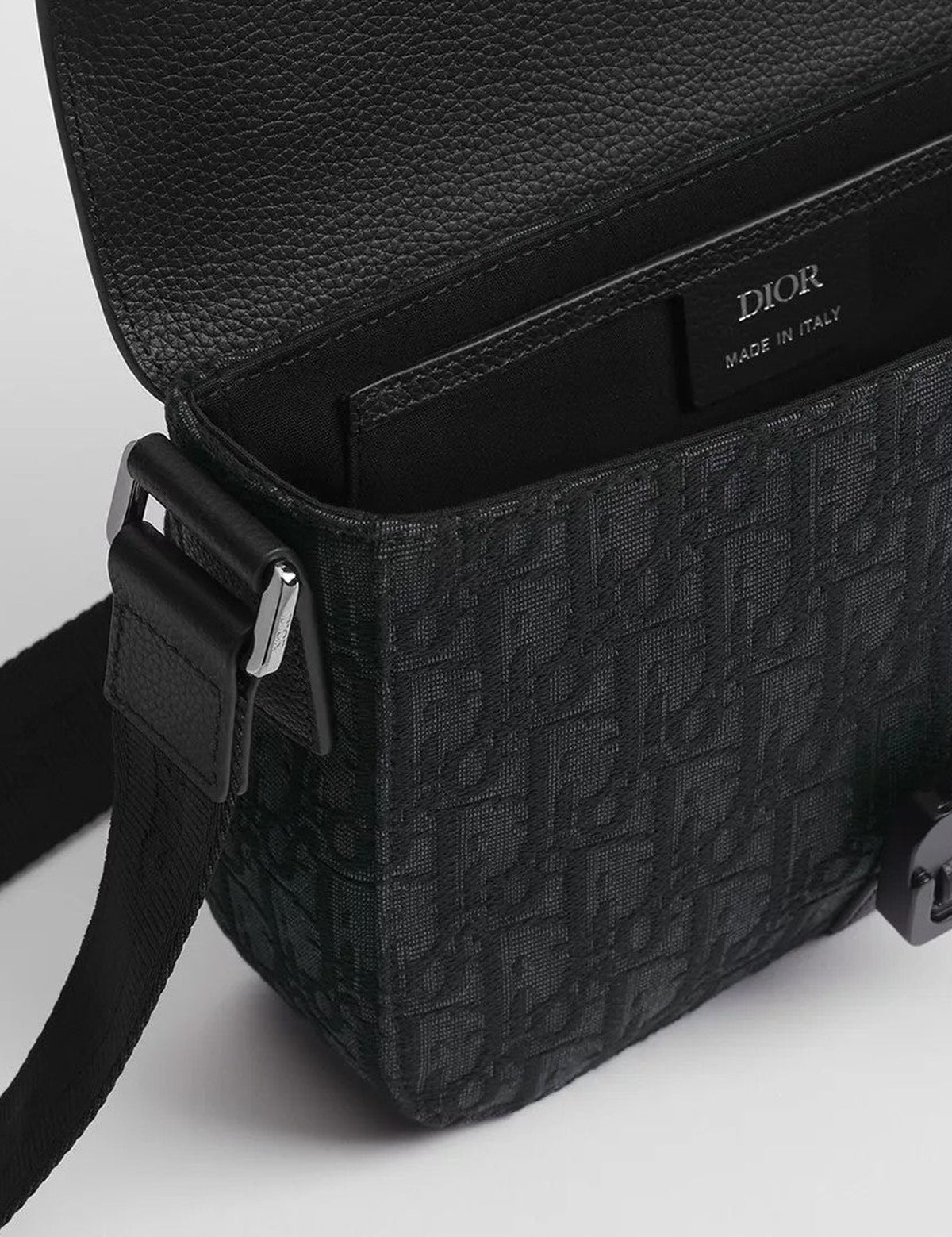 Oblique Saddle Messenger — Black