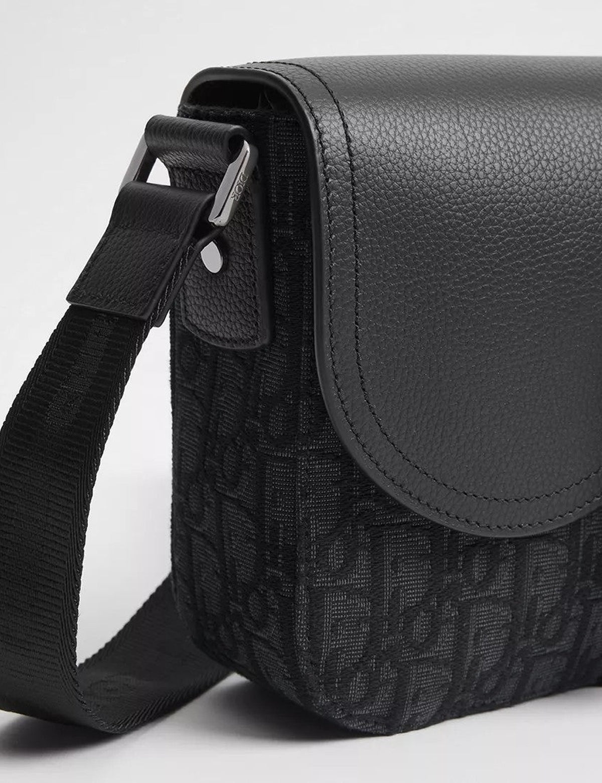 Oblique Saddle Messenger — Black