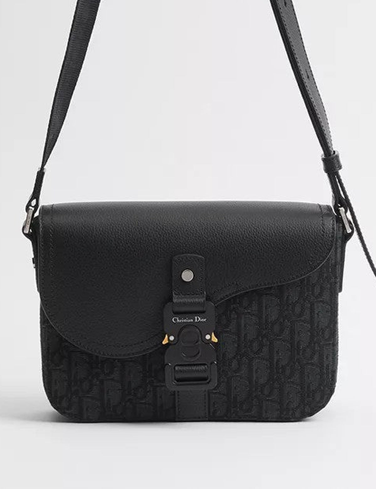 Oblique Saddle Messenger — Black